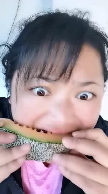 农村女网红吃瓜图片视频,揭秘乡村生活新风尚  第1张